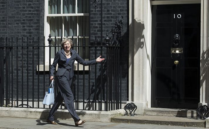 Theresa May í dag, 12. júlí, á leið á síðasta fund sinn sem innanríkisráðherra í ríkisstjórn Davids Cameron. Takið eftir hlébarðaskónum en May er þekkt fyrir tískuvit sitt og áhuga.