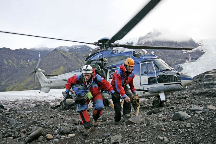 Björgunarsveitarmenn við TF-GNÁ.