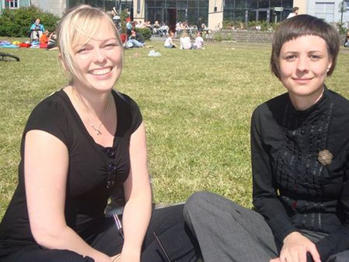 Margrét Pollý Hauksdóttir og Tinna Bjarnadóttir njóta veðurblíðunnar á Austurvelli. MYND/Vísir.is