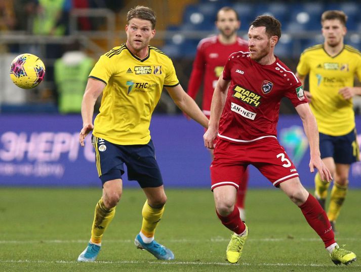 Björn Bergmann Sigurðarson í gulum búningi Rostov.