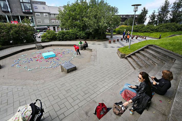 Verkið var áður tjörn en eitt skemmdarverkanna fól í sér að einhver fjarlægði tappann úr tjörninni, sem var þó kirfilega fastur. Því segir Sigurður skemmdarverkin einkennast af einbeittum brotavilja.