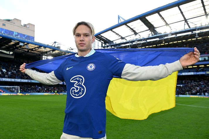 Mykhaylo Mudryk með úkraínska fánann á Stamford Bridge.