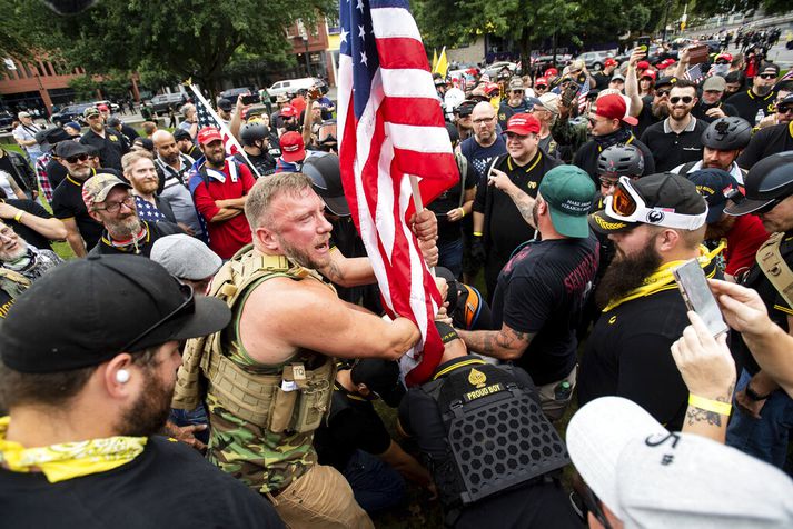 Stoltu strákarnir stinga niður fána í almenningsgarði í Portland í gær. Yfirskrift samkomunnar var Bindum endi á innlend hryðjuverk.