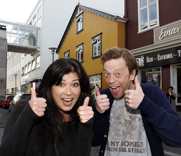 Dóra Takefusa opnar barinn Dolly í Hafnarstræti 4 í kvöld en fyrir rekur hún Jolene í Kaupmannahöfn. Með henni fyrir utan staðinn er Óli Hjörtur sem hún kallar yfirleitt Óla allstaðar.
