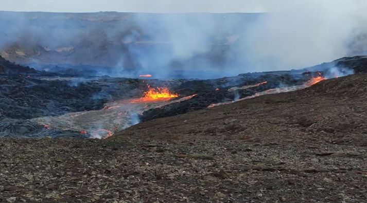 Nýi gígurinn er norðan við fyrsta gíginn sem opnaðist í Geldingadal.