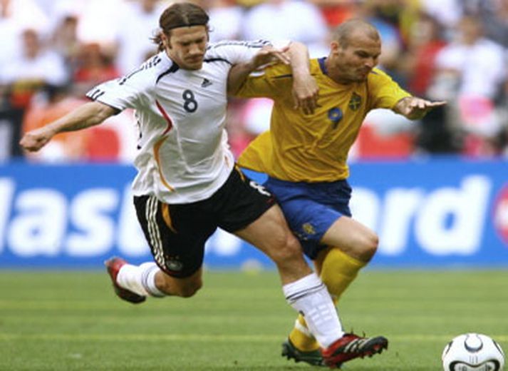 Torsten Frings og Freddie Ljungberg berjast um boltann í leik Þýskalands og Svíþjóðar í 16 liða úrslitum HM.