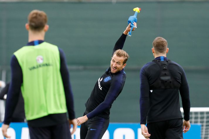 Harry Kane með gúmmí-kjúklinginn á æfingunni.