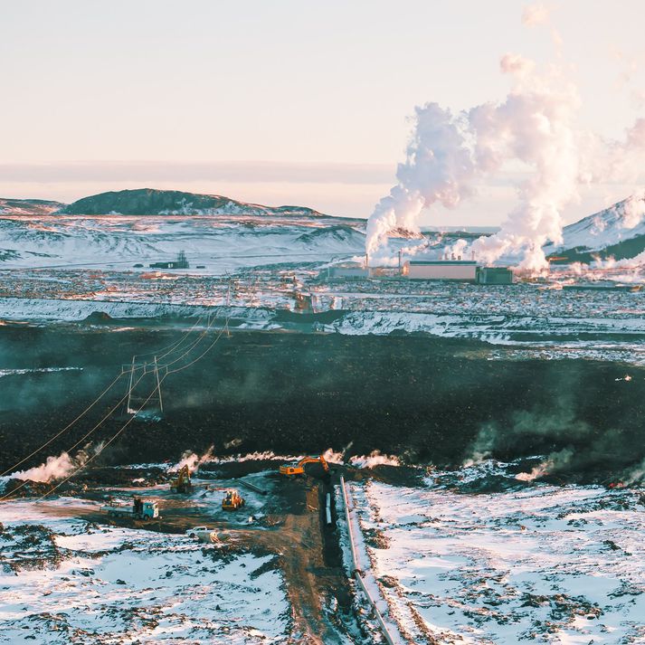 Hraun rann yfir lögnina í eldgosinu þann 8. febrúar.