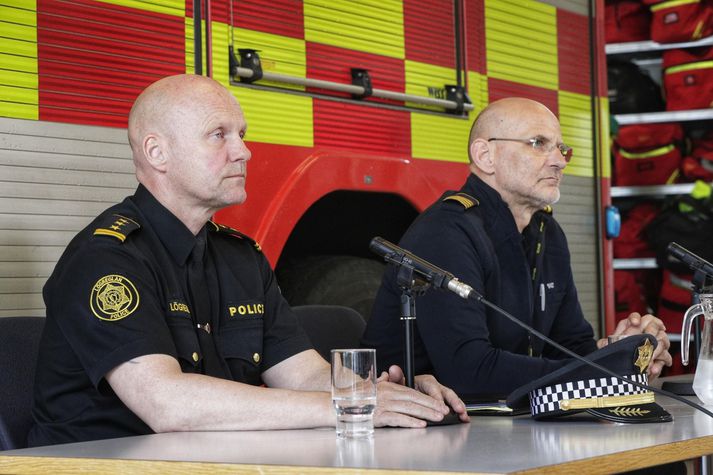 Ásgeir Þór Ásgeirsson, yfirlögregluþjónn, og Jón Viðar Matthíasson, slökkviliðsstjóri, á blaðamannafundinum í dag.