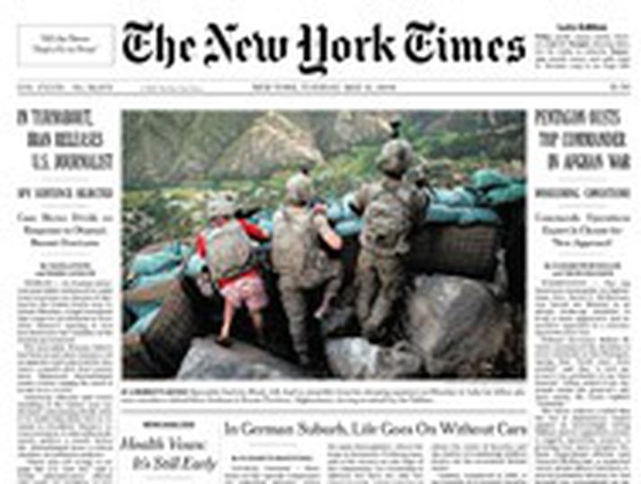 Mynd sem birtist af hermanninum Zachary Boyd á forsíðu New York Times. Boyd er augljóslega lengst til vinstri á myndinni. Hann óttaðist mjög að vera rekinn úr hernum sæi Barack Obama hann í bardaga án einkennisbúnings en Robert Gates segir það ekki vera á döfinni.