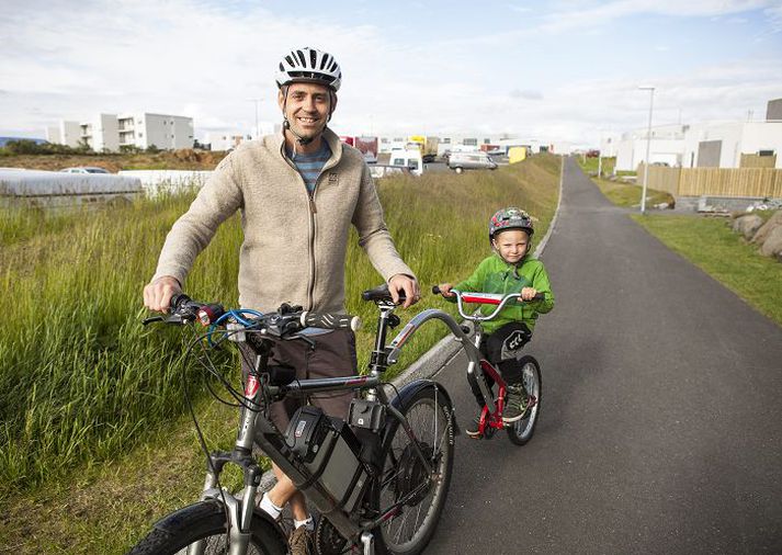 Bjarni Jakob og sonur hans eru hraustir á hjólum sínum. Bjarni hjólar til og frá vinnu alla daga, allan ársins hring.fréttablaðið/ernir