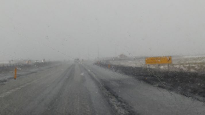 Slæmt veður hefur verið á sunnan- og vestanverðu landinu í dag.