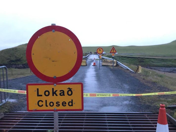 Brúnni yfir Eldvatn var lokað vegna hlaupsins. Hlaupið fyrir þremur árum gróf verulega undan brúnni.