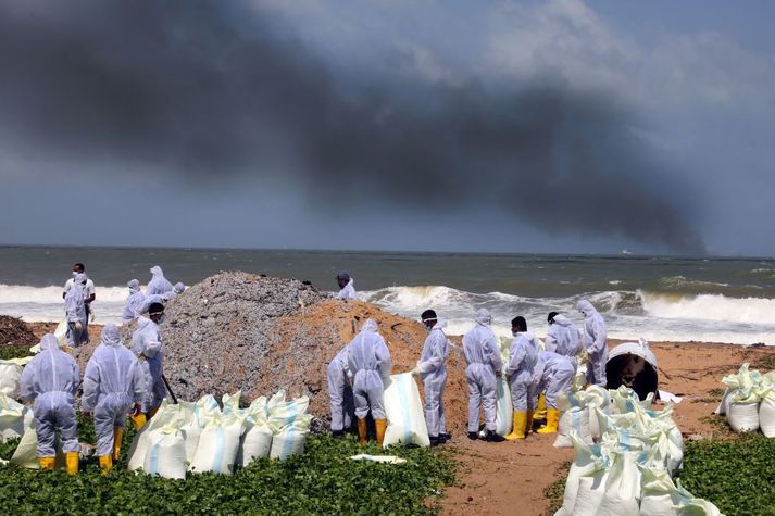 Unnið hefur verið að því að hreinsa agnarsmáar plastperlur af ströndinni, en skipið flutti meðal annars hráefni til plastframleiðslu.