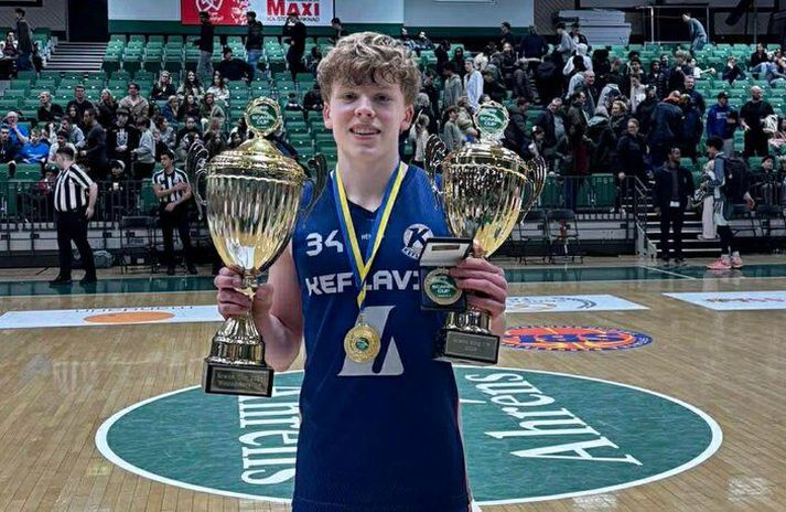 Davíð Breki Antonsson var kosinn Scania-kóngur og sést hér með verðlaunin í mótslok sem besti leikmaður mótsins og svo fyrir sigur Keflavíkur.