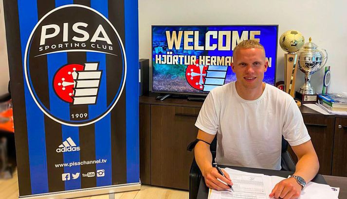 Hjörtur Hermannsson skrifar undir samninginn við Pisa.