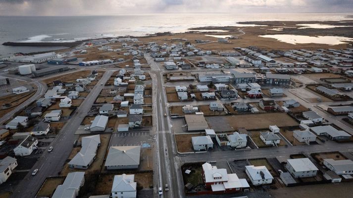 Smátt og smátt færist líf í Grindavík þrátt fyrir áframhaldandi eldgosahættu. 