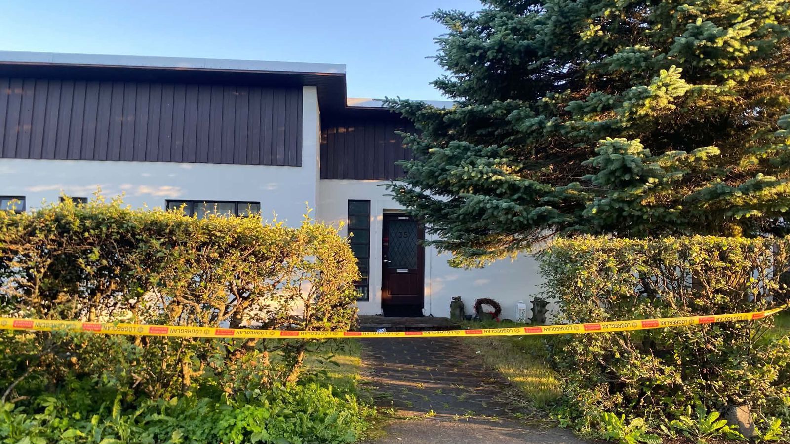 Voru á Ís­landi þegar maðurinn var drepinn