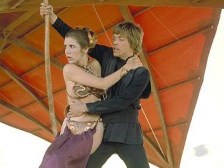 Þrjár kampavínsflöskur Edward Hogg viðurkennir að honum hafi þótt óþægilegt að leika á móti Carrie Fisher, enda hafi hann verið mikill aðdáandi Star Wars.