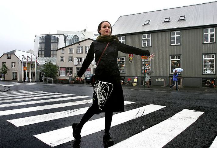 Guðrún Eva les úr Skaparanum í innsetningu helgaðri konum.fréttablaðið/gva
