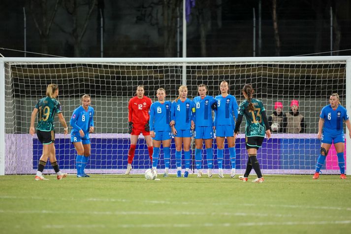 Íslenska kvennalandsliðið í knattspyrnu mátti þola 2-0 tap gegn Þjóðverjum í gær.