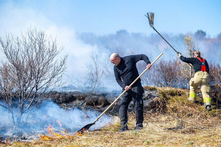 Slökkviliðið við störf þegar eldur kom upp í Guðmundarlundi í Kópavogi í gær.