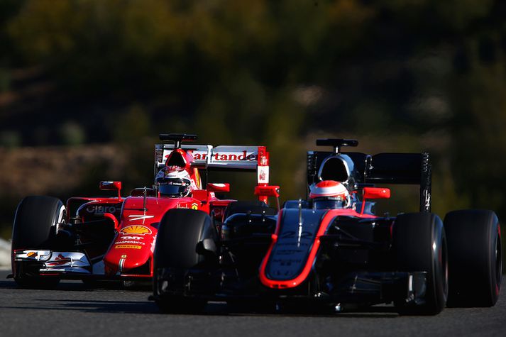 Kimi Raikkonen á Ferrari og Jenson Button á McLaren koma kannski til með að berjast meira á brautinni á næstu vikum.
