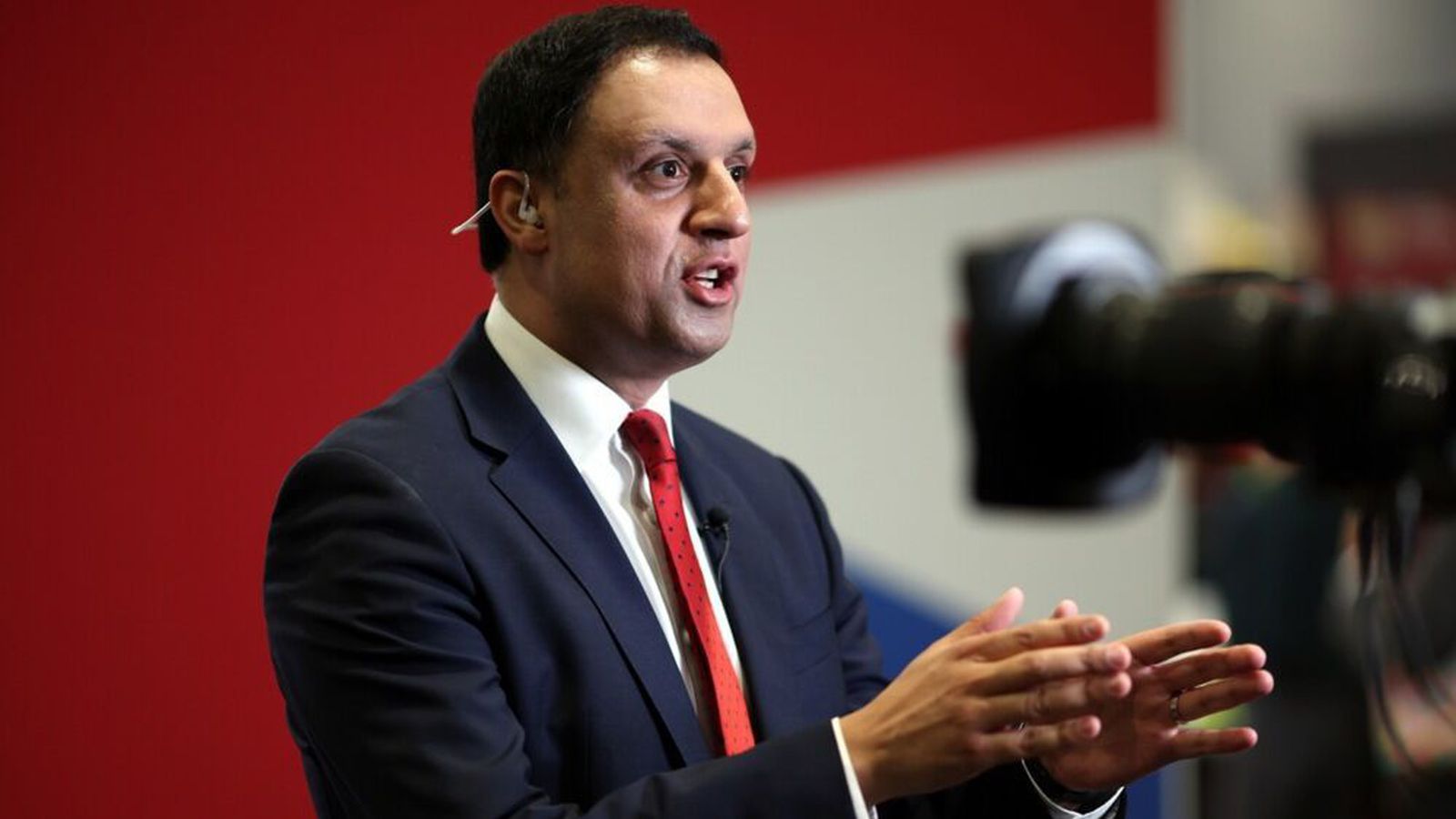 Hvetur Starmer til að segja af sér