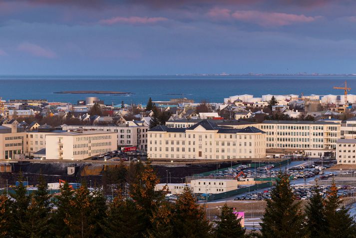 Landspítalinn færist á hættustig á miðnætti.