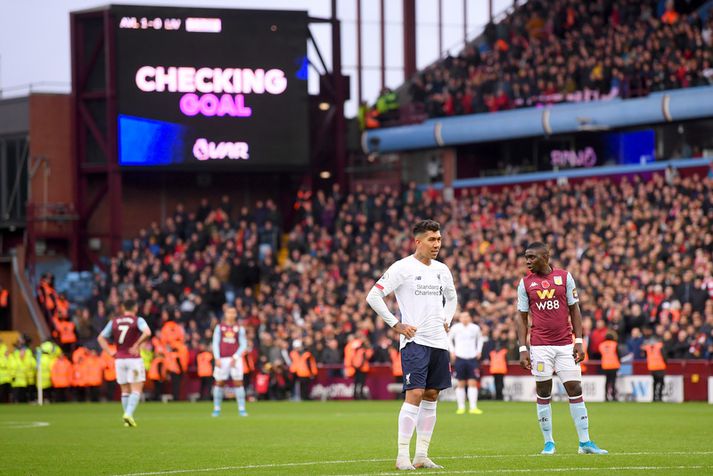 Roberto Firmino bíður á meðan markið hans er skorað. Það var síðan dæmt af vegna rangstöðu.