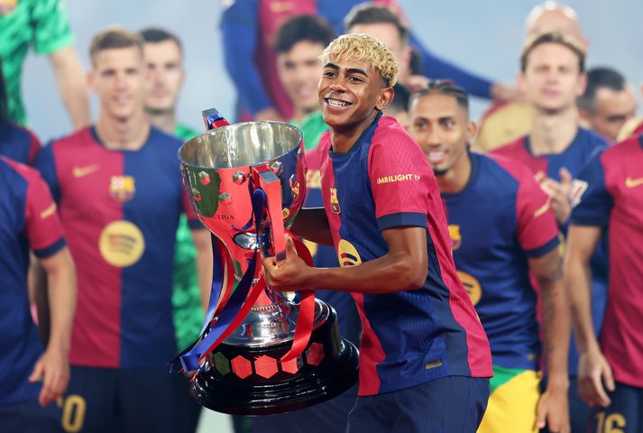Lamine Yamal með spænska meistarabikarinn sem hann vann með Barcelona á dögunum.