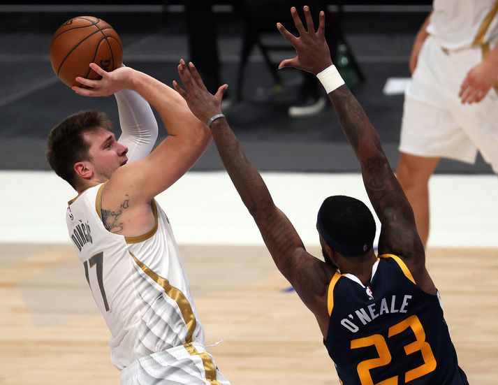 Luka Doncic og félagar í Dallas Mavericks unnu besta lið NBA-deildarinnar, Utah Jazz, á heimavelli í nótt.