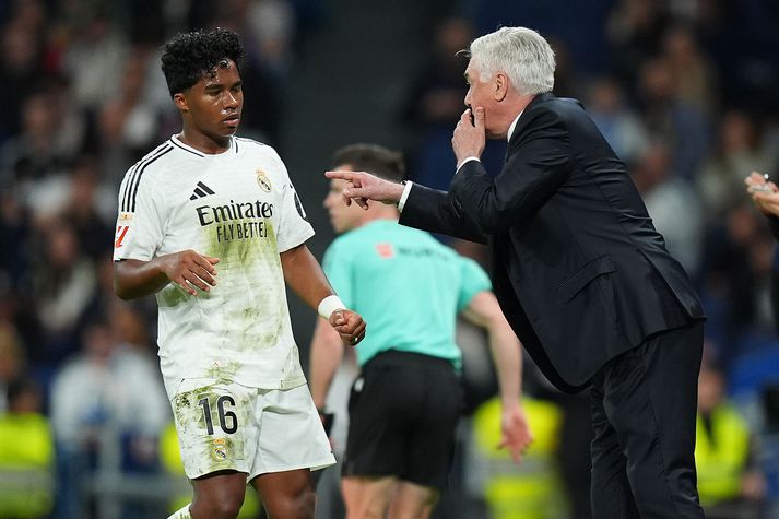 Carlo Ancelotti gefur hér Endrick góð ráð í leik þegar þeir voru báðir hjá Real Madrid en Endrick hefur verið út í kuldanum síðan að Ancelotti yfirgaf félagið.