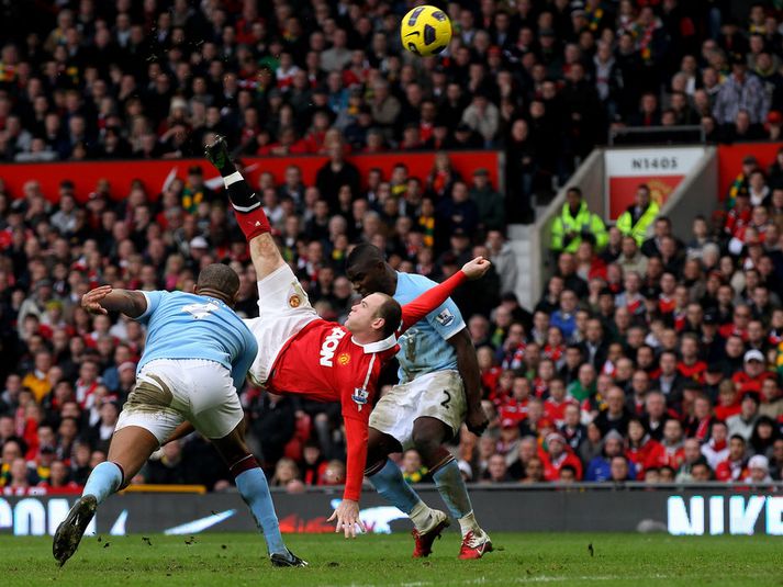 Wayne Rooney sést hér skora sigurmarkið sitt í dag.
