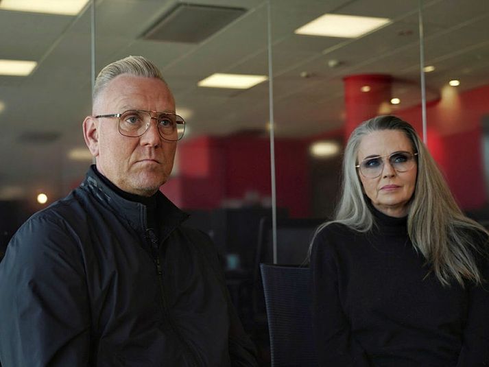 Svavar og Sonja hafa skotið skjólshúsi yfir Oscar síðastliðið ár. Þau segjast hafa skoðað að ættleiða hann en ferlið taki of langan tíma. Annað hvort verði búið að senda Oscar úr landi eða hann orðin átján ára fyrir þann tíma. 