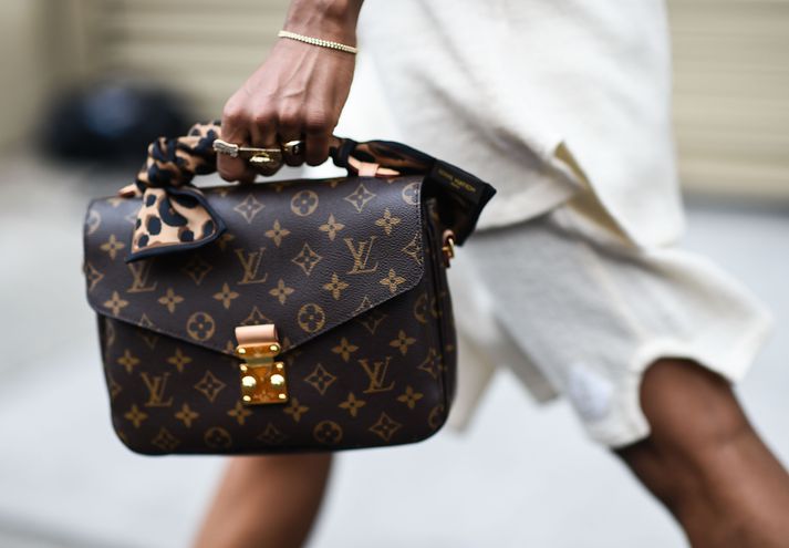 Falleg Louis Vuitton taska á götum Parísar.