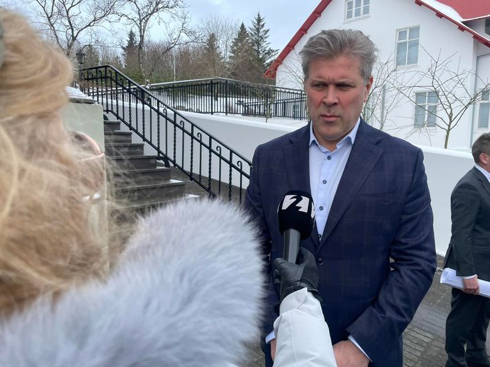 Bjarni Benediktsson fjármálaráðherra segir að komi til aðgerða vegna verðbólguþróunnar muni þær beinast að tekjulægstu heimilum landsins. Fari bensínverð í hæstu hæðir sé þó ekki útilokað að stjórnvöld grípi inn í.