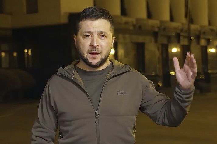 Volodymyr Zelenskyy forseti Úkraínu hélt út á götu í Kænugarði í nótt þegar mánuður var liðinn frá innrás Rússa til að hvetja heiminn til stuðnings við land hans.