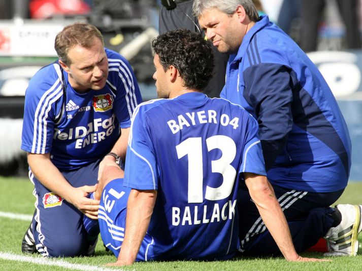 Michael Ballack liggur hér meiddur á vellinum.