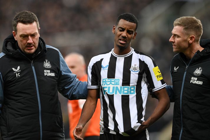 Alexander Isak er hér leiddur af velli af læknaliði Newcastle United í gærkvöldi.