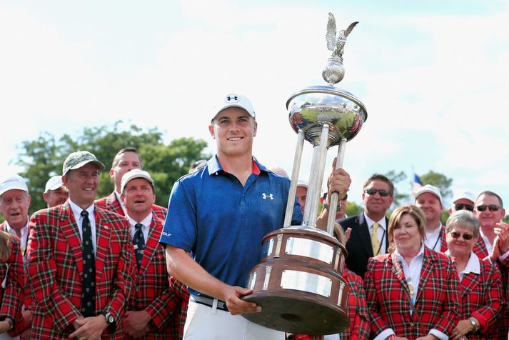 Jordan Spieth með sigurlaunin í Texas.