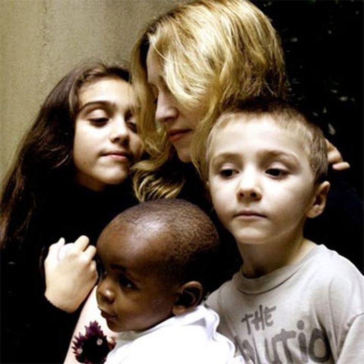 Madonna með börnum sínum. Svarti hnokkinn er David Banda frá Malawi.