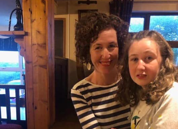 Nora ásamt móður sinni, Meabh Quoirin.