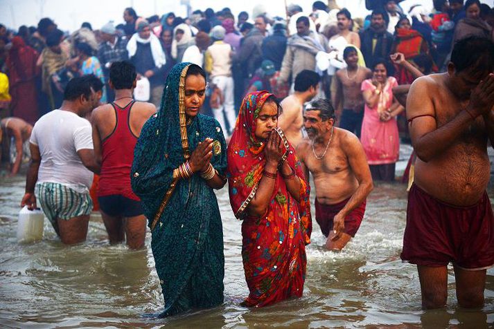 Þetta fólk baðst fyrir í vatninu þar sem árnar Yamuna og Ganges mætast í Allahabad í gær.