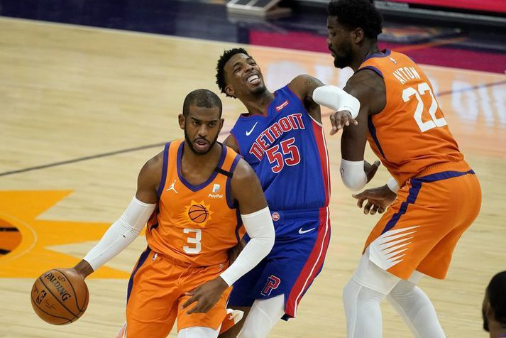 Chris Paul og Deandre Ayton hjá Phoenix Suns í vegg og veltu en Paul hefur enn á ný komið til liðs og kennt mönnum að vinna.