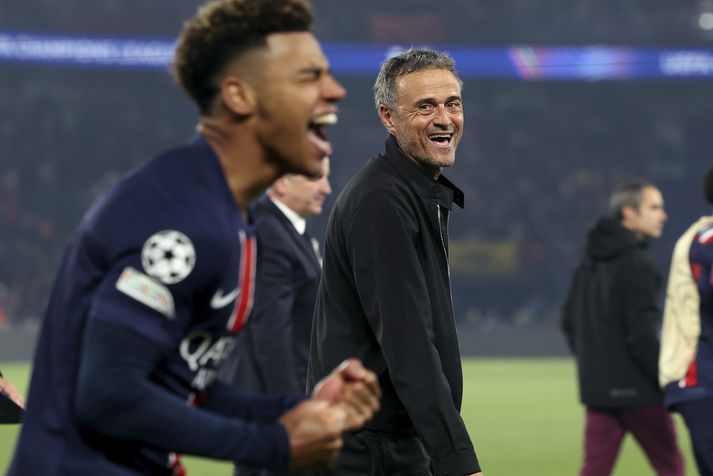 Luis Enrique, þjálfari PSG, fagnar sigri á Arsenal með leikmönnum sínum í Paris Saint Germain.