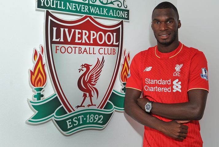Christian Benteke glaðbeittur í rauðu treyjunni.