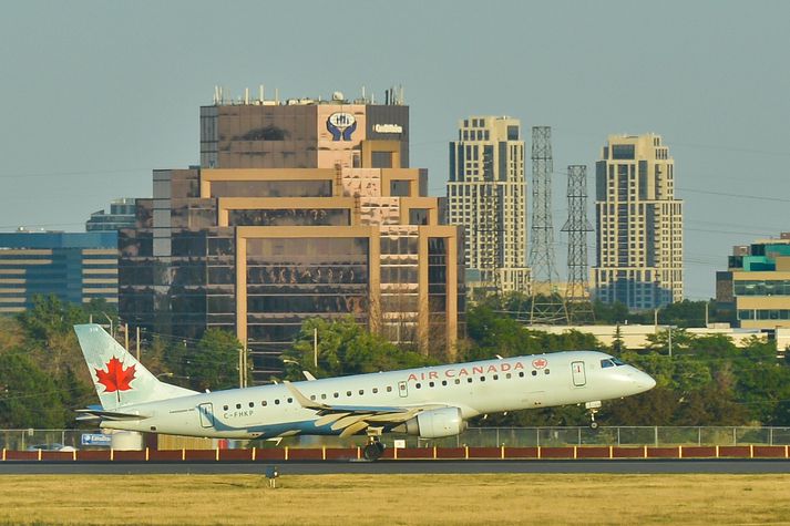 Um 140 manns voru í flugvélinni