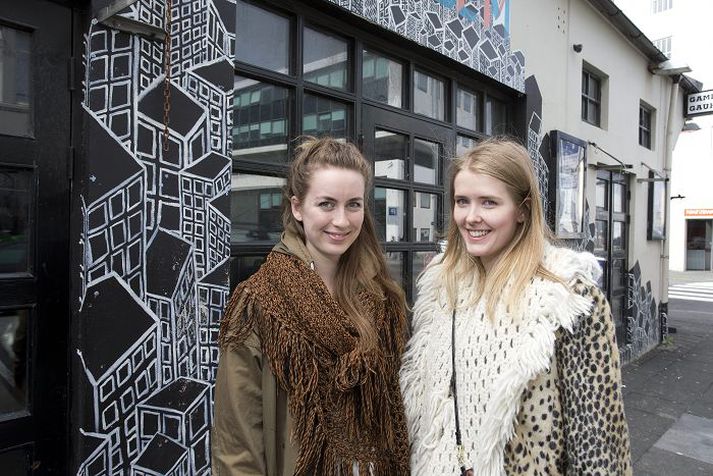 Þær Dóra Hrund Gísladóttir og Kristín Helga Ríkharðsdóttir starfa sem barþjónar á Harlem. Starfsmenn staðarins standa fyrir hraðstefnumótakvöldi í kvöld. Fréttablaðið/Stefán