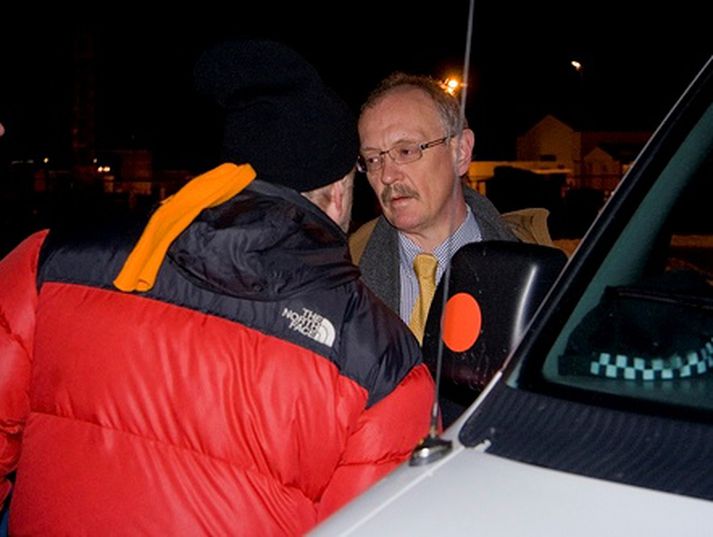 Hermann ræði við Ólaf við lögreglubíl eftir uppákomuna.